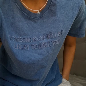 T shirt - Köpt förra året från zara, har två skit små hål men inget man tänker på ❗️❗️skriv t mej privat söker snabbt köpare🥰❣️❣️ KRAM