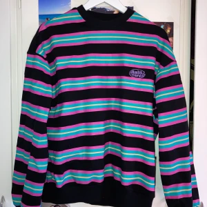 Randig collage tröja - Randig collage tröja från Multi verse💜 Köpt på Junkyard! Budet ligger på 230kr + 80kr frakt