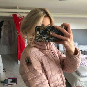  - Säljer min superfina parajumper. Jättebra skick och perfekt nu till hösten. Köpte för 4200kr men säljer för 2900kr. Den är i storlek XS passar även S. Sitter perfekt på mig som är 163cm. Fraktkostnad tillsätts!💕