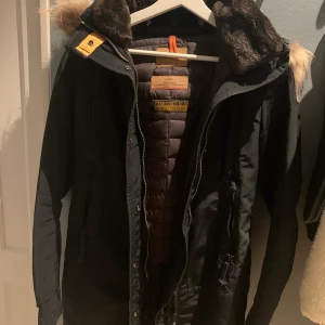 Parajumper Selma XS - Figursydd vinterjacka, passar både S och XS då det är en vinterjacka. Nyskick, knappt använd! Nypris cirka 9000kr Pris kan förhandlas vid snabb affär!