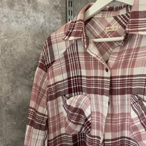 Skjorta - Skiitsnygg skjorta frpn Hollister utan märke på bröstet😅 skitsnygg för 70kr. Den är klippt i bak då dne va så lång 