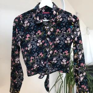 Vintage skjorta - Vintage skjorta köpt på beyond retro. Går att knyta längst ner. Inte använd alls, alltså nyskick. Fraktar eller möts upp ✨