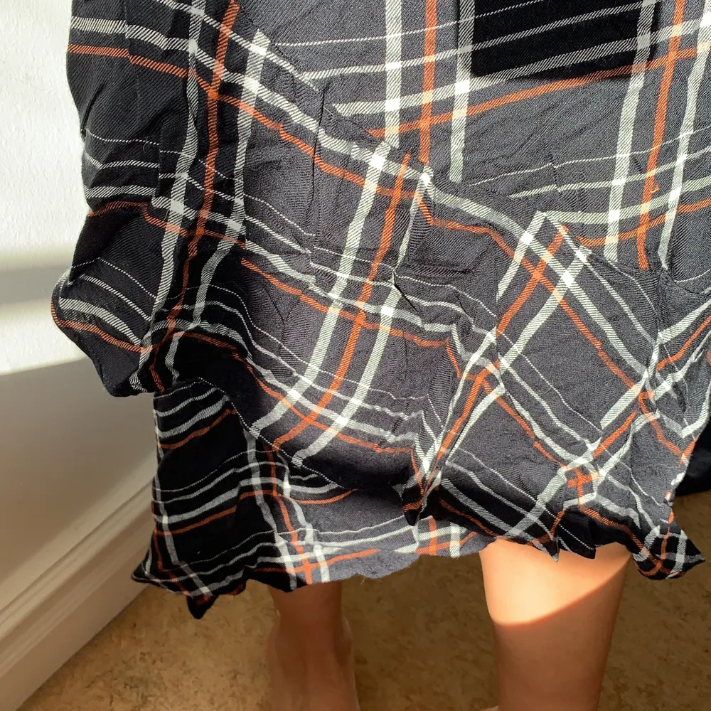 En kjol perfekt för hösten. Skönt material med resår bak i midjan. Säljer på grund ut av att den inte kommer till användning. Den förtjänar att användas🤎 (endast lite skrynklig för att den har legat i en låda ett tag) Budgiving vid fler intresserade. . Kjolar.