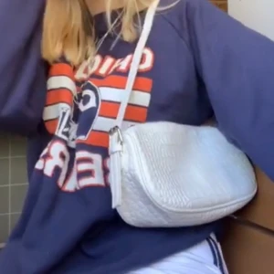 VIT BAUGETTE BAG ”BRING IT BACK BAG”  - Säljer denna väska från Nelly i vitt som är slut såld just nu (därav tog jag en bild på den i svart) säljer pga att den inte kommit till användning så mycket därav väldigt bra skick (förutom att den har en liten blyertsfläck från en blyertspenna i botten). Skriv privat om du vill ha fler bilder❤️🥰 köparen står för frakten