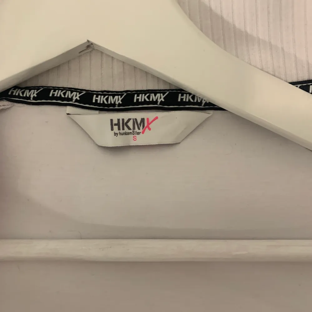 En träningskofta/jacka från hunkemöller. Rätt säker på att den utgått från deras sortiment. Aldrig använd. . Neuletakit & Villapaidat.