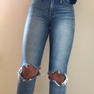 Hollister jeans - HIGH-RISE SLIM STRAIGHT (vintage stretch)  Den har börjat noppra sig på vissa ställen men inget man lägger märke till (man betalar frakten själv)