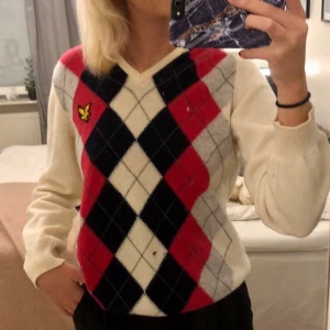 Tröja - Säljer min fina Lily and Scott tröja i stickat material 💞