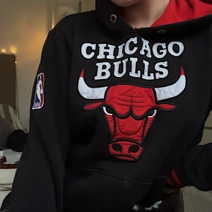 Chicago bulls Hoodie  - Äkta hoodie , sitter super bra , jätte skönt material , kan frakt då står köparen för den kostanden! Annars kan jag mötas upp vart som i Sthlm!:) 