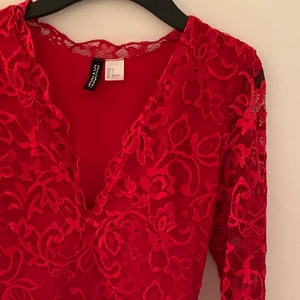 Röd klänning  - Hejsan igen, nu är denna fina spetsklänning ute. Väldigt bra skick skulle jag säga väldigt fin, ganska djup urringning behövs ej någon bh, tajt upptill och nertill liten kjol💕💕 från hm frakten kan vi ta senare❤️ denna klänning passar till jul firande tex går ungifär till knäna. 