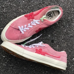 Golf le fleurs - Säljer dessa golf le fleurs. De ha råkat fått textilfärg på. Men bör kunnas ta bort med aceton. Sueden är lite utorkad. Knappt använda för dem är inte min stil. 