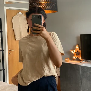T-shirt  - Lös beige T-shirt från Gina Tricot i storlek M. Använda några gånger. Buda i kommentarerna eller skriv till mig privat! Frakt tillkommer om mötas inte är möjligt!  