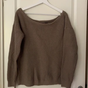 Stickad offshoulder tröja - stickad offshoulder tröja från Missguided i stl S/M men skulle säga att de är en ONESIZE. Den är använd och lite nopprig men inte alls mycket