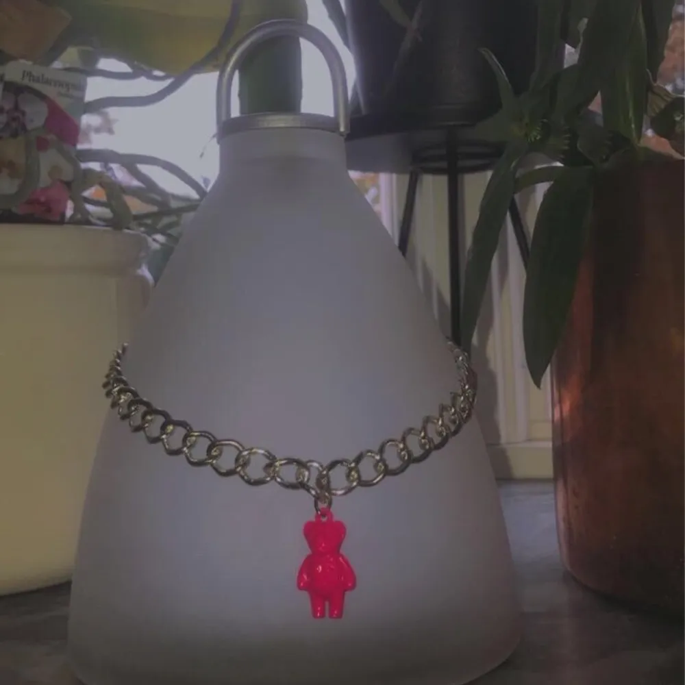 Handgjort halsband med en as söt liten rosa nalle, indie inspirerat💗🐻✨ROSTFRITT:) Frakt på 11kr tillkommer, priset Elelr högsta bud (endast ett exemplar finns). Accessoarer.