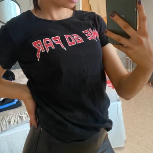 T-shirt med text - Svart T-shirt med text från Marqet (MQ) i storlek S. Buda i kommentarerna eller skriv till mig privat! Frakt tillkommer om mötas inte är möjligt!  