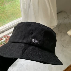 buckethat - skitcool buckethat från dickies!! Köpt förra året på Urban outfitters i köpenhamn. Använd men bra skick💞 köparen står för frakt🌷