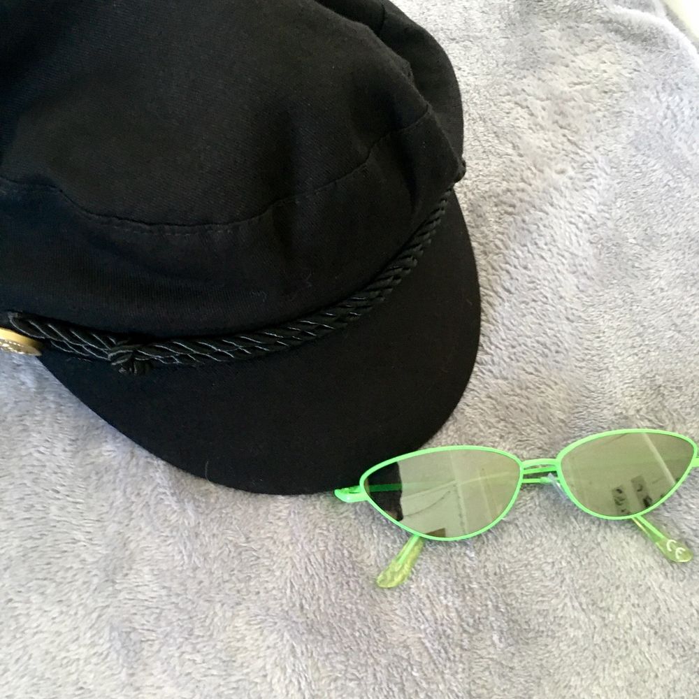 đŠ đ·buttercup stylebundleđ·đŠ Skinnkappa frĂ„n 2000talet i storlek XS 500kr SĂ
LD. Mörkgrön velvet klĂ€nning i storlek XS, köpt second hand i fint skick 120kr. Svart keps 50kr. Solglasögon frĂ„n Carlings, anvĂ€nt skick 60kr. Skriv privat för mer infođ. Jackor.