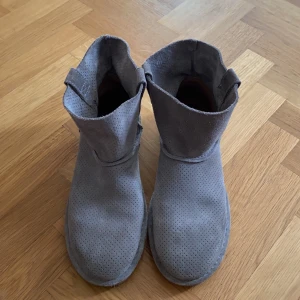 Uggs storlek 40 - Det här är ett par våruggs/höstuggs. De är inte lika varma som ” vanliga ” uggs. Väldigt sköna och snygga, men kommer inte till användning. 