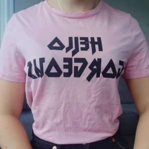 VERO MODA T-shirt  - Fin ljusrosa färg, med texten Hello gorgeous:) +frakt 