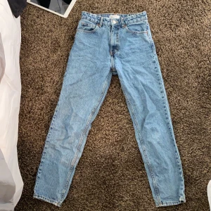 Zara jeans  - Blåa jeans ifrån Zara💙 ❌STRORLEK 34 ÄR SÅLD!!❌