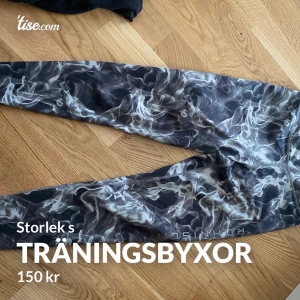 2 olika träningsbyxor  - Skit fina träningsbyxor som är stretchiga 