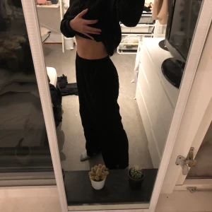 Utsvängda byxor - Jätte flowiga o sköna, resor i midjan och fickor 