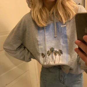 Hoodie från nakd strl xs - Säljer denna jättesköna hoodie från nakd! Den är i strl xs  och väldigt oversize vilket är nice💘💘✌️