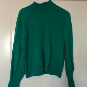 En supermysig grön stickad tröja, perfekt till hösten!!  Köparen står för frakt men om du bor i göteborg så möts jag gärna upp!!;))