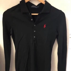 Ralp Lauren pikétröja långärmad  - Storlek xs/s. Långärmad pikétröja i tight modell/trikå/stretch från Ralph Lauren. Knappt använd, nyskick!