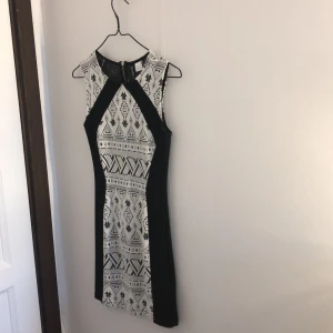Klänning från H&M Sawgrass Millls Mall US - Tajt klänningsmodell, 1 år gammal men endast använd 1 gång. Strl 32 men passar upp till strl 36. Jag är 163 cm lång och klänningen går då till strax ovanför knäna. Klänningen är som nyskick. Dragkedjan vid nacken/ryggen fungerar alldeles utmärkt. Jättefin klänning som passar till många tillfällen! 