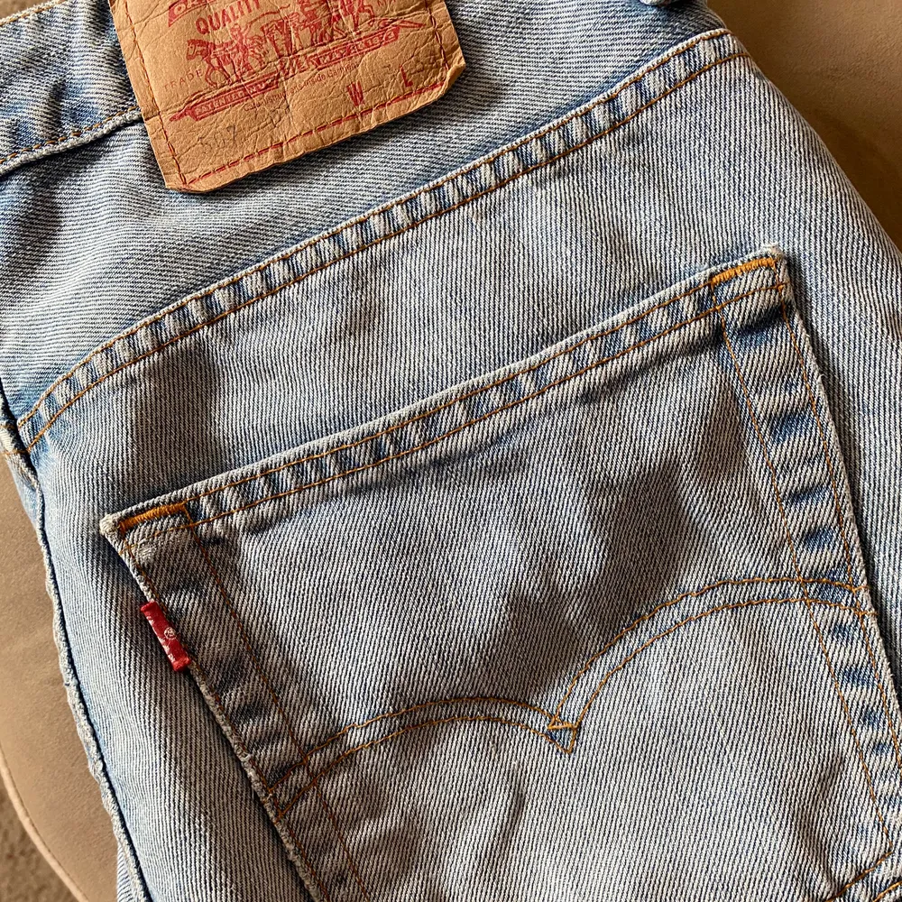 Ljusblåa Levis jeans i snygg rakmodell, stora i stoleken passar även som lite baggy modell. Köpa secondhand föra året. . Jeans & Byxor.