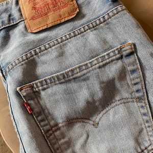 Ljusblåa Levis jeans  - Ljusblåa Levis jeans i snygg rakmodell, stora i stoleken passar även som lite baggy modell. Köpa secondhand föra året. 