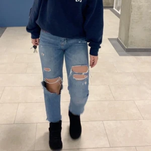 Slitna jeans - Säljer mina jeans från HM i spanien, st 38 sitter snyggt i rumpan och bra i midjan💕💕 lite detaljer på sidan ”girls bite back” lätta att styla och snygg men jag har tyvär växt ur dem..🥺❤️