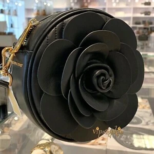 Michael Kors  - Säljer min helt nya svarta Cantern Crossbody Leathernecks väska från Michels Kors! Prislapp och äkthets bevis finns med! Nypris 3580kr, säljer pga av att det inte är min stil och fick den som en present! Aldrig använd 💖 först bilden är lånad 