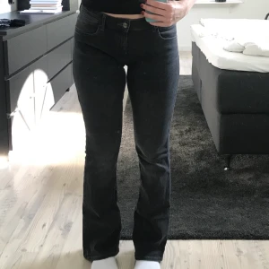 Bootcut jeans - Knappt använda jeans från wrangler i bootcut modell med låg midja👢