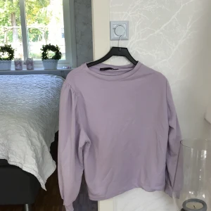 Lager 157 tröja - En trendig pastellfärgad lila tröja. skit snygg tröja som är lätt att matcha till olika saker. man kan ha ett par jeans till skolan och du kan också ha den till en fin tjol. använts lite. är som en ny. betals via swich. 