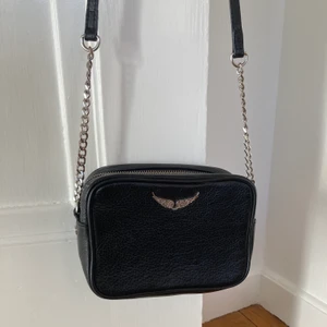 Zadig & Voltaire XS Boxy Bag - Jättefin väska från Zadig & Voltaire i äkta läder och i väldigt bra skick! En liten ytterficka med magnet, ett stort och ett litet fack på insidan. Nypris 215€ = ca 2200kr. Äkthetsbevis tillkommer! (Frakten ingår i priset)