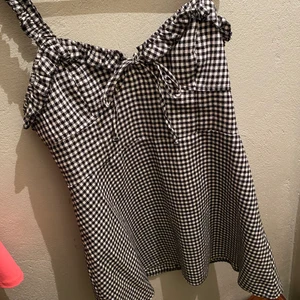Klänning  - Svartrutig klänning i fint skick. 