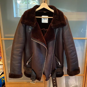 Zara höstjacka - Svart läder imiterad jacka med mjuk insida. Super fin passform och perfekt till höst och vinter! 