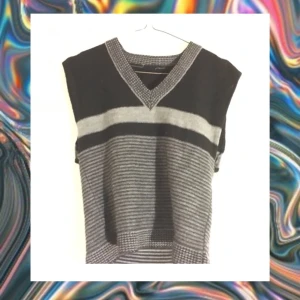 Väst  - Grå, randig väst. Väldigt snygg. Lapp finns inte kvar så är osäker på storlek. Skulle gissa att den fungerar mellan storlek XS-M.