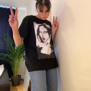 Tshirt - MONA LISA SOM SUGER PÅ EN KLUBBA fetare blir d ej. Från shein aldrig använd bara provad strl M som ni ser ganska stor. Budgivning i kommentarerna vid flera intresserade