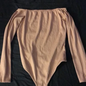 Body - Rosa-beige off shoulder body