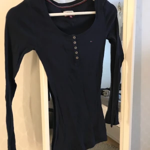 Tommy hilfiger långärmad ribbad tröja - Super fin tröja en gammal favorit så den är förliten nu säljer en likadan fast i grå också. Köpt för 399 -: