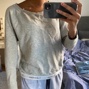 Calvin Klein sovtröja  - Sovtröja från Calvin Klein. Storlek M. Säljs för används inte längre. Bra passform. Bra kvalité. Kan användas vanligt till vardags också. 