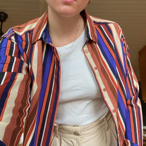 skjorta - Fin randig skjorta från okänd butik. Helt oanvänd då den inte riktigt är min stil. Jättefin att ha stängd eller öppen ovanpå en topp.