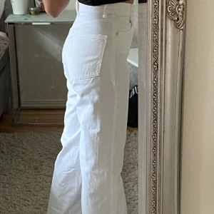 Super snygga zara Jeans i storlek 36 - säljer dessa jättefina oanvända jeansen i storlek 36 ifrån zara pågrund av att jag har två par. Jag är 165 med ganska långa ben och det går hela vägen ner till golvet, kan klippas av om dem är för långa. Jag har vanligt vis storlek 36/S men dessa var lite små på mig. Skulle säga att det sitter som en 34. Nypris 400kr 