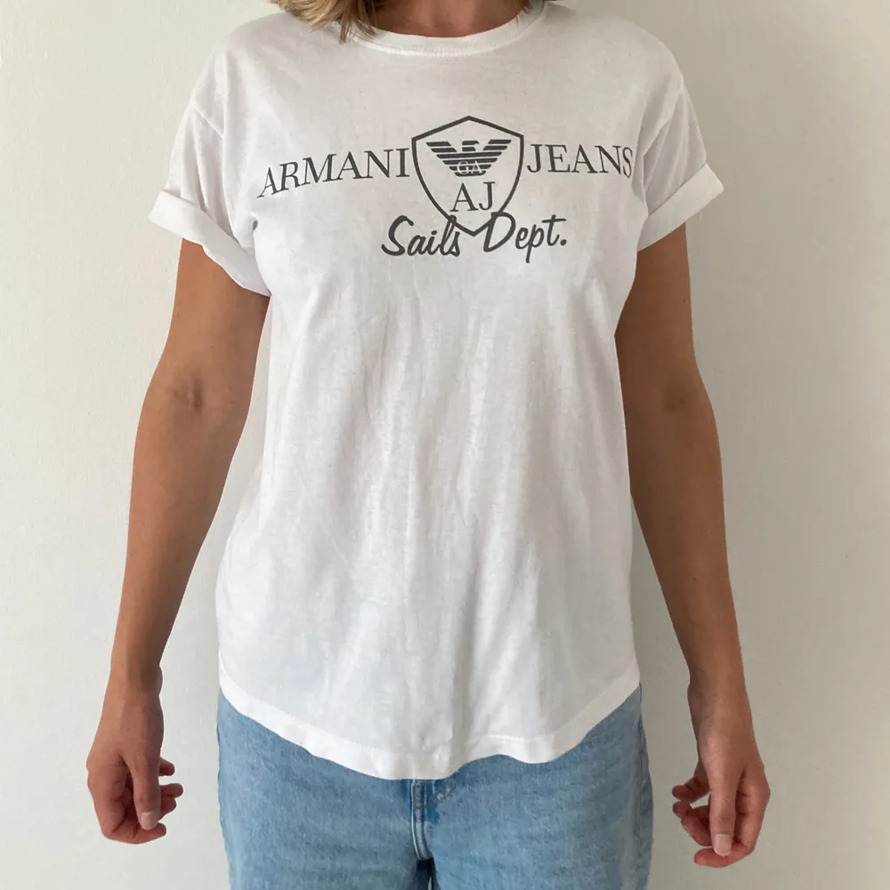 T-shirt köpt second hand med Armani-logga (skulle inte tro att den är äkta) 💕 Köparen står för frakten . T-shirts.