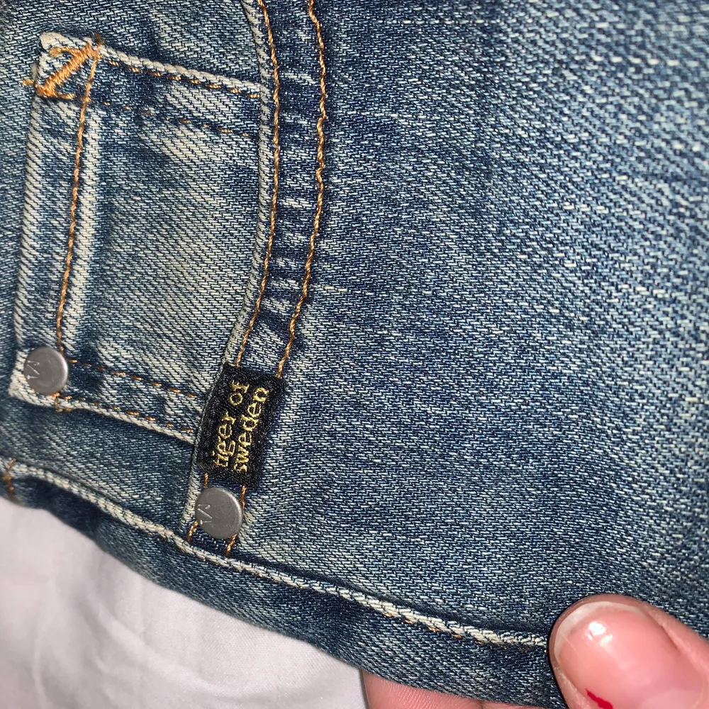 Skit snygga jeans från Tiger of Sweden, helt oanvända, bara testat de några gånger. Säljer för de är för små. Ny pris: 1300. Ni får buda från 200!. Jeans & Byxor.