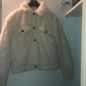 Jacka  - Nu säljer jag min supermysiga och sköna jacka från BikBok, storlek S. Köparen står för frakten🤎🤎