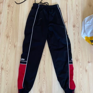 Byxor i strl xs - Dessa snygga jumpers byxorna som är i 176 men passar xs och skulle även tro till och med s! Frakt tillkommer, kan eventuellt bli mindre då jag ej vägt dem❤️