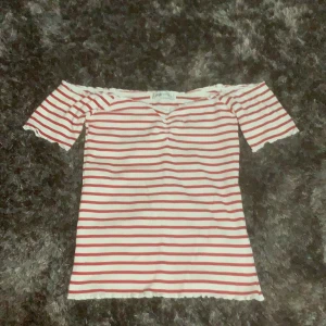 Söt randig topp  - Säljer en randig topp. Har storlek L, men passar mig med storlek S. Så ganska liten i storleken. Kan fraktas, men då står köpare för frakt på ca 30kr. 